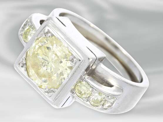 Ring: solider Platinring mit Brillantbesatz, vermutlich aus der Zeit des Art Deco, gelber Fancy Diamant von ca. 1,5ct - photo 1