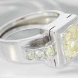 Ring: solider Platinring mit Brillantbesatz, vermutlich aus der Zeit des Art Deco, gelber Fancy Diamant von ca. 1,5ct - фото 2