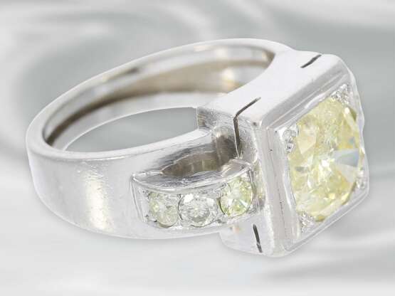 Ring: solider Platinring mit Brillantbesatz, vermutlich aus der Zeit des Art Deco, gelber Fancy Diamant von ca. 1,5ct - photo 2