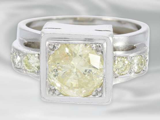 Ring: solider Platinring mit Brillantbesatz, vermutlich aus der Zeit des Art Deco, gelber Fancy Diamant von ca. 1,5ct - фото 3