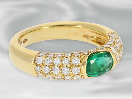 Ring: attraktiver Damenring mit schönem Smaragd und feinem Brillantbesatz, ca. 1,59ct, Handarbeit aus 18K Gold, NP ca. 4.300€ - Foto 1