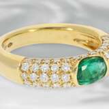 Ring: attraktiver Damenring mit schönem Smaragd und feinem Brillantbesatz, ca. 1,59ct, Handarbeit aus 18K Gold, NP ca. 4.300€ - photo 1