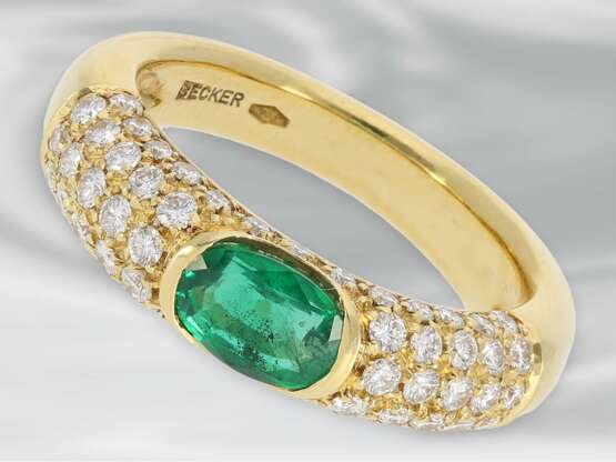 Ring: attraktiver Damenring mit schönem Smaragd und feinem Brillantbesatz, ca. 1,59ct, Handarbeit aus 18K Gold, NP ca. 4.300€ - photo 2