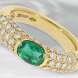 Ring: attraktiver Damenring mit schönem Smaragd und feinem Brillantbesatz, ca. 1,59ct, Handarbeit aus 18K Gold, NP ca. 4.300€ - Foto 2