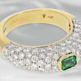 Ring: ausgefallener, sehr dekorativer und hochwertiger ungetragener Damenring mit Smaragd- sowie reichem Brillantbesatz, Handarbeit, 18K Gold - фото 2