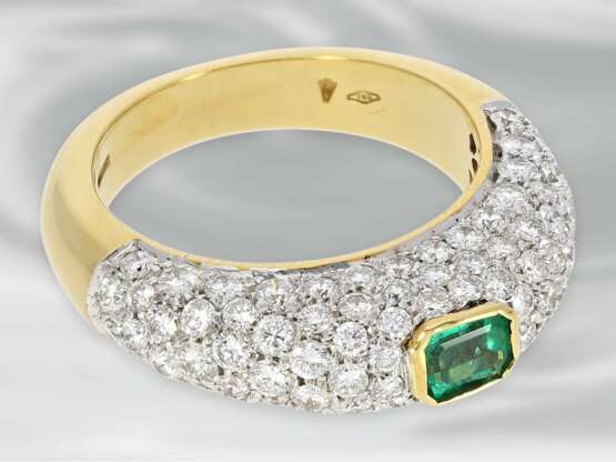 Ring: ausgefallener, sehr dekorativer und hochwertiger ungetragener Damenring mit Smaragd- sowie reichem Brillantbesatz, Handarbeit, 18K Gold - photo 2