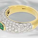 Ring: ausgefallener, sehr dekorativer und hochwertiger ungetragener Damenring mit Smaragd- sowie reichem Brillantbesatz, Handarbeit, 18K Gold - фото 3