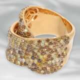 Ring: geschmackvoller und dekorativ gestalteter, moderner Designer-Goldschmiedering mit zahlreichen fancy Brillanten, insgesamt 4,36ct - фото 1