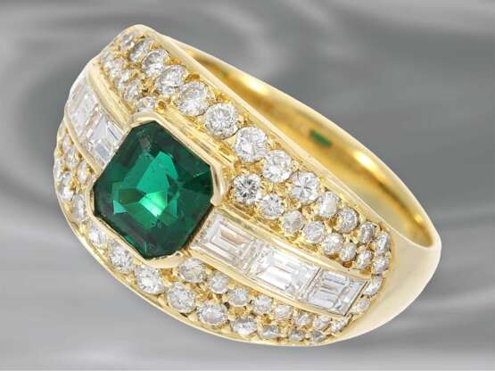 Ring: hochwertiger und sehr dekorativ gefertigter Goldschmiede-Cocktailring, besetzt mit Brillanten/Diamanten sowie sehr schönem Smaragd, 18K Gold - Foto 1