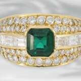 Ring: hochwertiger und sehr dekorativ gefertigter Goldschmiede-Cocktailring, besetzt mit Brillanten/Diamanten sowie sehr schönem Smaragd, 18K Gold - фото 2