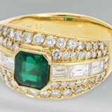 Ring: hochwertiger und sehr dekorativ gefertigter Goldschmiede-Cocktailring, besetzt mit Brillanten/Diamanten sowie sehr schönem Smaragd, 18K Gold - photo 4