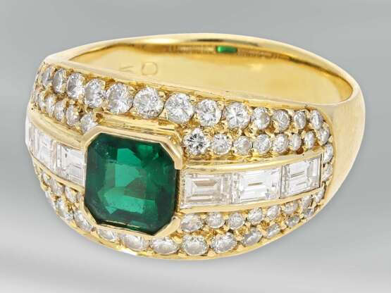 Ring: hochwertiger und sehr dekorativ gefertigter Goldschmiede-Cocktailring, besetzt mit Brillanten/Diamanten sowie sehr schönem Smaragd, 18K Gold - Foto 4