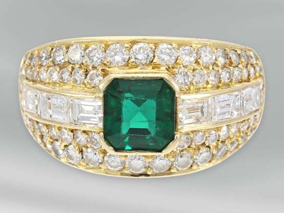 Ring: hochwertiger und sehr dekorativ gefertigter Goldschmiede-Cocktailring, besetzt mit Brillanten/Diamanten sowie sehr schönem Smaragd, 18K Gold - Foto 5