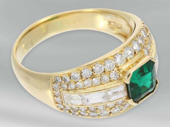 Ring: hochwertiger und sehr dekorativ gefertigter Goldschmiede-Cocktailring, besetzt mit Brillanten/Diamanten sowie sehr schönem Smaragd, 18K Gold - фото 6