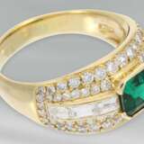 Ring: hochwertiger und sehr dekorativ gefertigter Goldschmiede-Cocktailring, besetzt mit Brillanten/Diamanten sowie sehr schönem Smaragd, 18K Gold - Foto 6