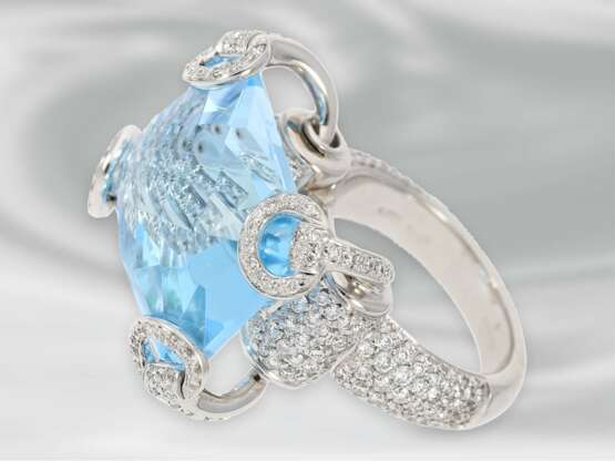 Ring: ausgefallener , neuwertiger Designerring von Gucci, besetzt mit zahlreichen Brillanten und großem Blautopas - Foto 1