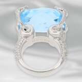 Ring: ausgefallener , neuwertiger Designerring von Gucci, besetzt mit zahlreichen Brillanten und großem Blautopas - Foto 4