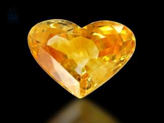 Saphir: sehr schöner und wertvoller, unbehandelter orange-gelber Saphir in Herzform von 7,29ct, gemmologisches Gutachten