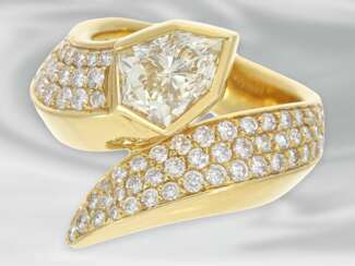 Ring: hochwertiger Designer-Goldschmiedering Motiv "Schlange", mit reichem Brillantbesatz und großem Diamanten im Fantasieschliff, insgesamt ca. 3,1ct