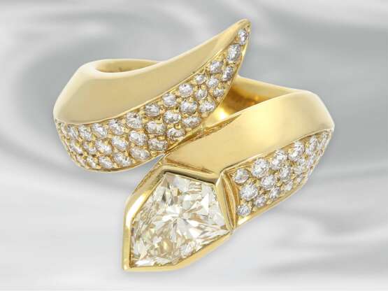 Ring: hochwertiger Designer-Goldschmiedering Motiv "Schlange", mit reichem Brillantbesatz und großem Diamanten im Fantasieschliff, insgesamt ca. 3,1ct - фото 2