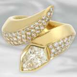 Ring: hochwertiger Designer-Goldschmiedering Motiv "Schlange", mit reichem Brillantbesatz und großem Diamanten im Fantasieschliff, insgesamt ca. 3,1ct - photo 2