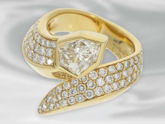 Ring: hochwertiger Designer-Goldschmiedering Motiv "Schlange", mit reichem Brillantbesatz und großem Diamanten im Fantasieschliff, insgesamt ca. 3,1ct - photo 3