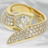 Ring: hochwertiger Designer-Goldschmiedering Motiv "Schlange", mit reichem Brillantbesatz und großem Diamanten im Fantasieschliff, insgesamt ca. 3,1ct - Foto 3