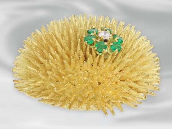 Brosche: außergewöhnliche vintage Gelbgold-Brosche "Seeigel" - "Sea Urchin" von Tiffany & Co., besetzt mit Smaragden und Brillanten, große schwere Ausführung, 18K Gold, ca. 2. Hälfte 20. Jahrhundert - фото 1
