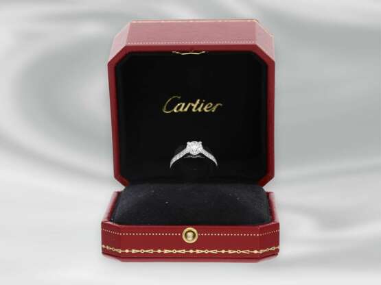 Ring: sehr hochwertiger Platin Solitär-Ring aus dem Hause Cartier, feiner Brillantbesatz, Mittelstein 1,31ct, mit Box & Papieren - photo 5