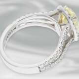 Ring: neuwertiger, sehr geschmackvoller und hochwertiger Goldschmiedering mit wertvollem fancy Diamant und Brillantbesatz, 3,92ct - photo 5