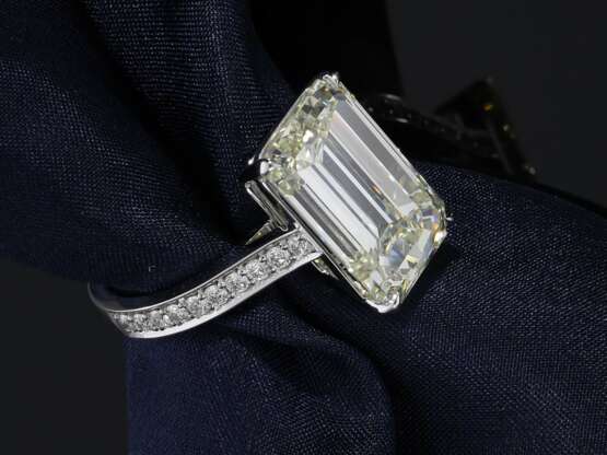 Ring: hochfeiner, ungetragener Weißgoldring, großer Emerald-Cut Diamant von sehr hoher Qualität und ca. 8ct - photo 1