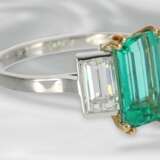 Ring: antiker Platinring mit äußerst wertvollem Smaragd-/Diamant-Besatz, signiert Cartier, ca. 3,4ct, mit Originalbox, vermutlich 40er Jahre - photo 1