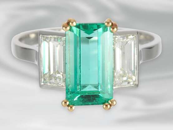 Ring: antiker Platinring mit äußerst wertvollem Smaragd-/Diamant-Besatz, signiert Cartier, ca. 3,4ct, mit Originalbox, vermutlich 40er Jahre - фото 2