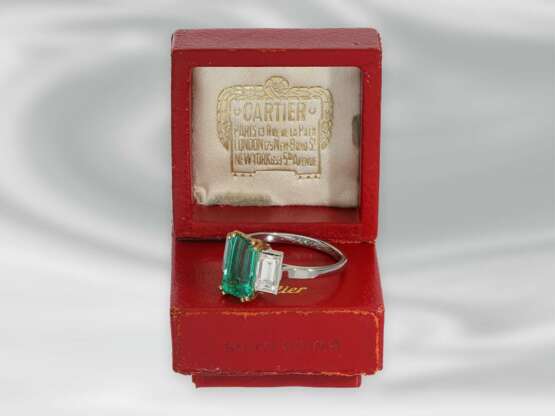 Ring: antiker Platinring mit äußerst wertvollem Smaragd-/Diamant-Besatz, signiert Cartier, ca. 3,4ct, mit Originalbox, vermutlich 40er Jahre - photo 7