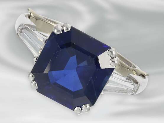 Ring: bedeutender Platinring mit Diamanten und äußerst wertvollem und seltenen Burma-Saphir, ca. 4,5ct, Markenschmuck von René Kern - Foto 2