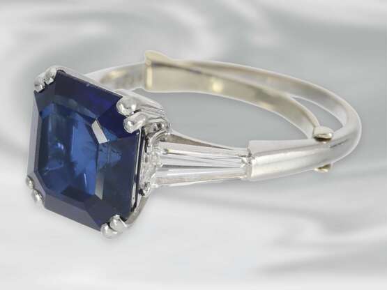Ring: bedeutender Platinring mit Diamanten und äußerst wertvollem und seltenen Burma-Saphir, ca. 4,5ct, Markenschmuck von René Kern - Foto 3