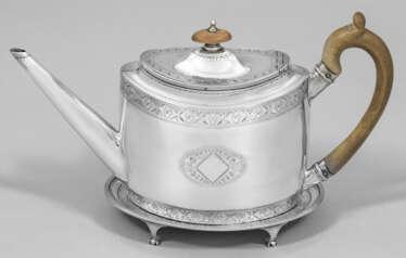 Klassizistische Teekanne mit originalem Salver