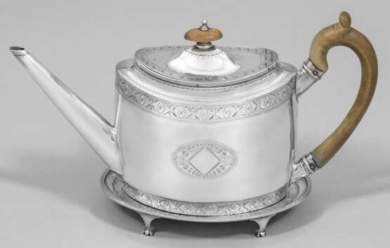 Klassizistische Teekanne mit originalem Salver - photo 1
