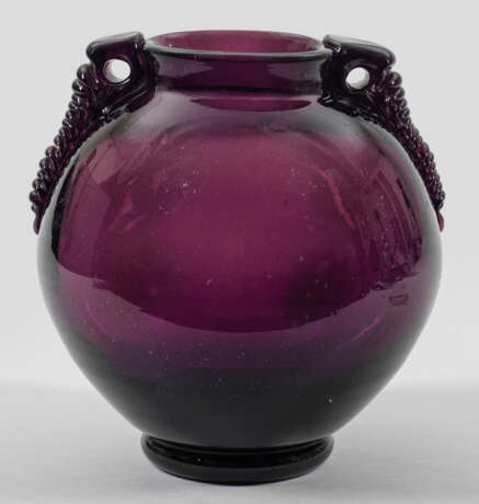 Art Déco-Vase mit zwei plastischen Ösenhenkeln - фото 1