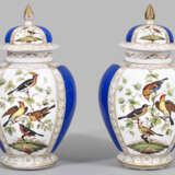 Paar Zierdeckelvasen mit Vogeldekor - Foto 1