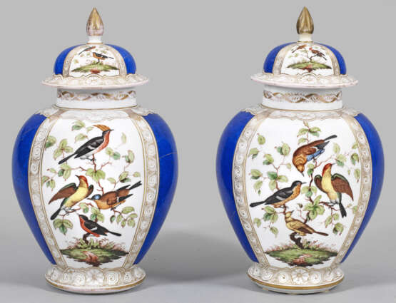 Paar Zierdeckelvasen mit Vogeldekor - Foto 1