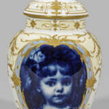 Seltene Zierdeckelvase mit unterglasurblauem Mädchenporträt - photo 1