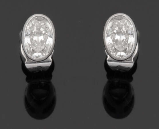 Paar klassische Diamant-Ohrringe - photo 1