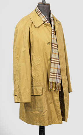 Klassischer Burberrys-Mantel mit Schal - photo 1