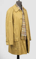 Klassischer Burberrys-Mantel mit Schal