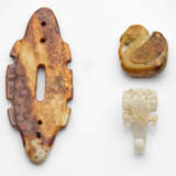 Drei Jadeschnitzereien im archaischen Stil - Foto 1
