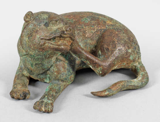 Kleine Bronze-Figur eines Tempelhundes - фото 1