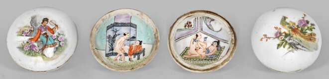 Drei kleine Porzellandosen mit erotischen Darstellungen - Foto 1