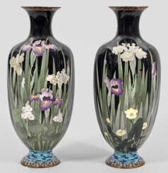 Paar große Cloisonné-Balustervasen mit Irisblüten