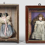 Zwei Porzellankopf-Puppen im Schaukasten - фото 1